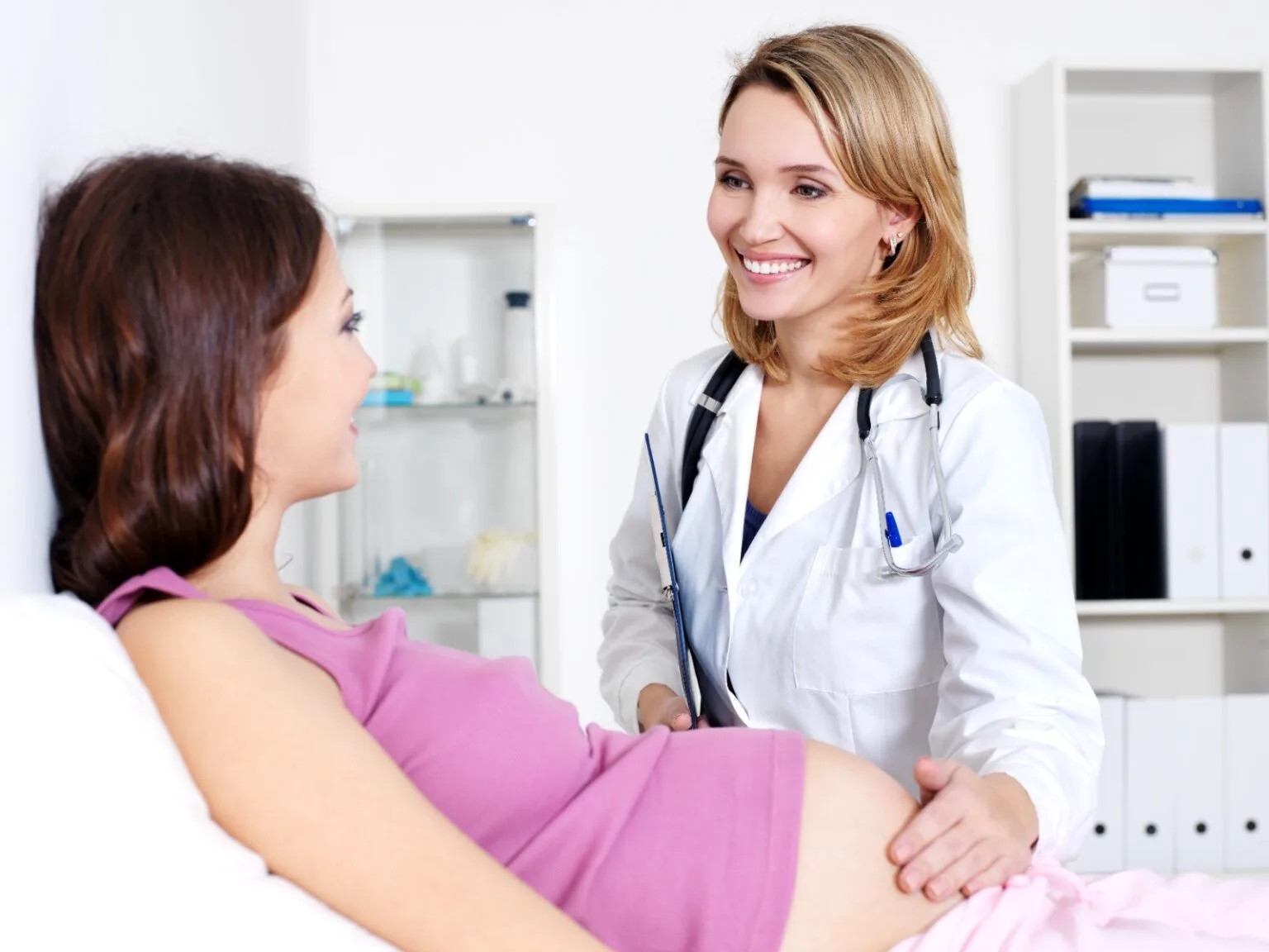 Obstetrician and Gynecologist in Dubai giving post pregnancy counselling